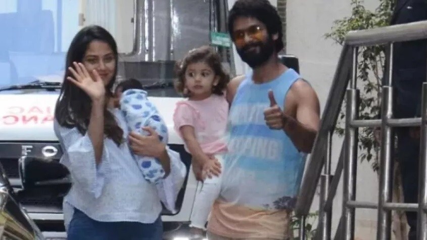 • দেখতে দেখতে ছেলে জেনের বয়স এখন তিন মাস হতে চলল ৷ কিন্তু এর আগে কখনও ছেলের ছবি পোস্ট করেননি শাহিদ-মীরা ৷ এতদিন তাকে লোকচক্ষুর আড়ালে রাখারই চেষ্টা চলছিল ৷ পাপারাৎজিদের নজরও সতর্কভাবেই এড়িয়ে গিয়েছেন শাহিদ-মীরা ৷ শুধুমাত্র হাসপাতাল থেকে বাড়িতে যাওয়ার সময় এক ঝলক দেখা গিয়েছিল কাপড়ে মোড়া পুঁচকে জেনকে ৷ ছবি: ইনস্টাগ্রামের সৌজন্যে ৷ • দেখতে দেখতে ছেলে জেনের বয়স এখন তিন মাস হতে চলল ৷ কিন্তু এর আগে কখনও ছেলের ছবি পোস্ট করেননি শাহিদ-মীরা ৷ এতদিন তাকে লোকচক্ষুর আড়ালে রাখারই চেষ্টা চলছিল ৷ পাপারাৎজিদের নজরও সতর্কভাবেই এড়িয়ে গিয়েছেন শাহিদ-মীরা ৷ শুধুমাত্র হাসপাতাল থেকে বাড়িতে যাওয়ার সময় এক ঝলক দেখা গিয়েছিল কাপড়ে মোড়া পুঁচকে জেনকে ৷ ছবি: ইনস্টাগ্রামের সৌজন্যে ৷