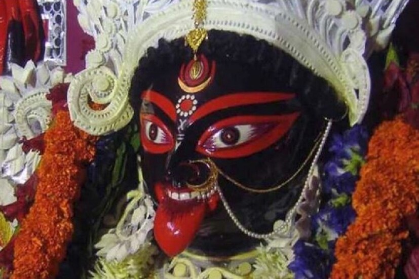 কালী মানেই শক্তির আরাধনা ৷ কালী পুজোয়ে আন্ধকারের মেজাজ পাওয়া যায় তীব্রভাবে ৷ কিছুটা যেন রহস্যেই মোড়া থাকে কালীপুজোর স্থানগুলো ৷ মা কালীও রহস্যের প্রতীক ৷ যে কোনও কালীর পীঠস্থান নিয়েই নানাবিধ গা ছমছমে গল্পগাঁথা থাকে ৷ আসক্তি মুক্তি থেকেই মেলে মা কালীর আর্শিবাদ ৷ কারণ যে নগ্নরূপে মা আবির্ভূত হন তা আসলে আসক্তিমুক্ত হওয়ারই প্রতীক ৷ মা কালী বিভিন্ন রূপে আবির্ভূত হন ৷ প্রতিটি রূপের আলাদা অর্থ রয়েছে ৷ Photo Collected কালী মানেই শক্তির আরাধনা ৷ কালী পুজোয়ে আন্ধকারের মেজাজ পাওয়া যায় তীব্রভাবে ৷ কিছুটা যেন রহস্যেই মোড়া থাকে কালীপুজোর স্থানগুলো ৷ মা কালীও রহস্যের প্রতীক ৷ যে কোনও কালীর পীঠস্থান নিয়েই নানাবিধ গা ছমছমে গল্পগাঁথা থাকে ৷ আসক্তি মুক্তি থেকেই মেলে মা কালীর আর্শিবাদ ৷ কারণ যে নগ্নরূপে মা আবির্ভূত হন তা আসলে আসক্তিমুক্ত হওয়ারই প্রতীক ৷ মা কালী বিভিন্ন রূপে আবির্ভূত হন ৷ প্রতিটি রূপের আলাদা অর্থ রয়েছে ৷ Photo Collected