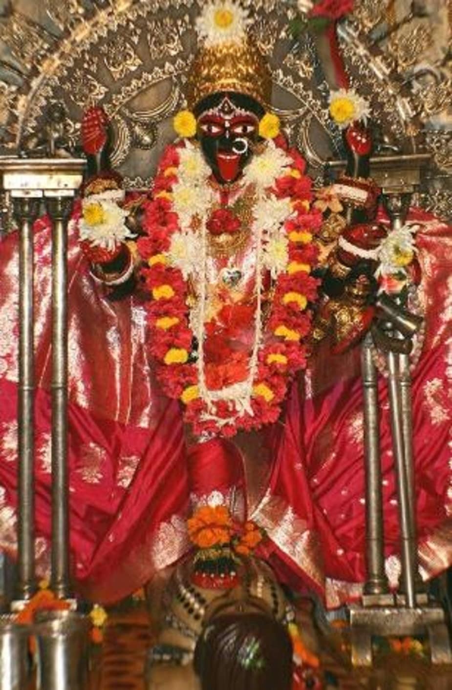 দক্ষিণাকালী- মূলত এই রূপটি সর্বকালে ও সর্বস্থানে বিরাজমান ৷ তার পুজাবিধির মধ্যে কয়েকটি লাইন পরিবর্তন করে অন্যদেবীর পুজা হয়,ভৈরব, বটুক এবং শবরূপী শিব একই থাকে, শুধু নামের পরিবর্তন হয়।ইনিই কালীর প্রধান রুপ। Photo Collected দক্ষিণাকালী- মূলত এই রূপটি সর্বকালে ও সর্বস্থানে বিরাজমান ৷ তার পুজাবিধির মধ্যে কয়েকটি লাইন পরিবর্তন করে অন্যদেবীর পুজা হয়,ভৈরব, বটুক এবং শবরূপী শিব একই থাকে, শুধু নামের পরিবর্তন হয়।ইনিই কালীর প্রধান রুপ। Photo Collected