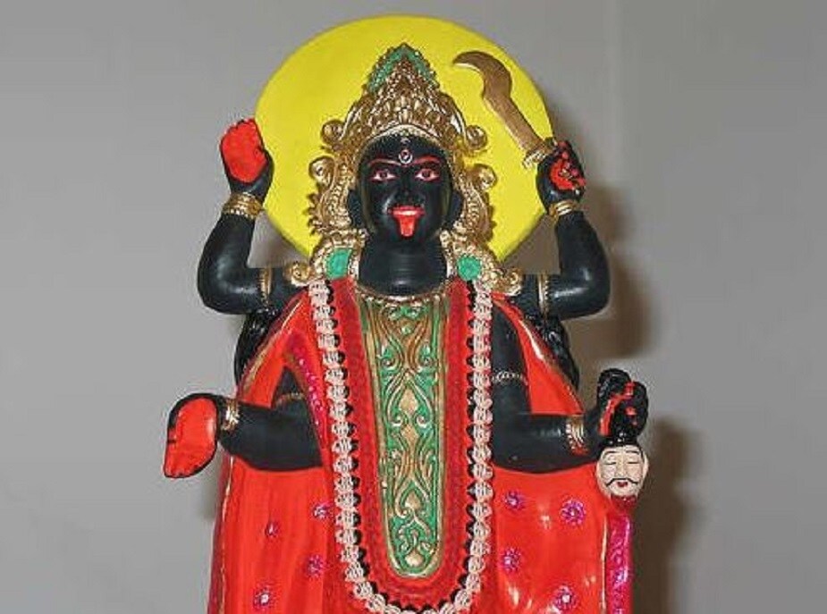 নিশাকালী- নিশাকালী নিয়ে মতভেদ আছে ৷ বলা হয়ে থাকে ইনি জেলেদের রক্ষাকারী, দুর্যোগময় রাতে জেলেরা সমুদ্রে গেলে তার পুজা করে যেতেন,অবিশ্বাস্য হলেও সত্য তার চরন ছোয়া ফুল যে নৌকায় থাকতো সেই নৌকা কদাচিৎ ডুবতোই না। এছাড়া আধিভৌতিক ভীতি কাটানোর জন্যও এই দেবী প্রসিদ্ধ। আবার অন্যমতভেদও আছে ৷ কোন এক সময় এক গ্রামের কয়েকজন পুরুষ নৌকা নিয়ে বের হয়ে ৷ পথে প্রচণ্ড ঝড় শুরু হয়। সেই সময় সকল ধীবর পত্নী তাদের স্বামীদের জন্য দেবী মন্দিরে উপস্থিত হয়ে প্রার্থনা করতে থাকে,সেই সময় একজন বৃদ্ধা এসে তাদের নিশাকালীর মাহাত্ম্য কথা বলে তাদের বলেন,যে কুলে স্বয়ং দেবী জন্ম নিয়েছিলেন,সেই কুলের রুক্ষাকর্ত্রী দেবী নিজেই,তাই তার রুপ নিশাকালীর ব্রত করো,তিনিই দুর্যোগময় রাতে তোমাদের পতিদের রক্ষা করবেন, সেই থেকে জেলেকুলে ধুমধামের সাথে দেবীর স্থান হলেও কালক্রমে নিশাকালীর পুজা প্রথা বিলীন হয়ে যায়,কিন্তু স্থানভেদে কিছু জায়গায় এখনো তার পুজা বিদ্যমান। Photo Collected নিশাকালী- নিশাকালী নিয়ে মতভেদ আছে ৷ বলা হয়ে থাকে ইনি জেলেদের রক্ষাকারী, দুর্যোগময় রাতে জেলেরা সমুদ্রে গেলে তার পুজা করে যেতেন,অবিশ্বাস্য হলেও সত্য তার চরন ছোয়া ফুল যে নৌকায় থাকতো সেই নৌকা কদাচিৎ ডুবতোই না। এছাড়া আধিভৌতিক ভীতি কাটানোর জন্যও এই দেবী প্রসিদ্ধ। আবার অন্যমতভেদও আছে ৷ কোন এক সময় এক গ্রামের কয়েকজন পুরুষ নৌকা নিয়ে বের হয়ে ৷ পথে প্রচণ্ড ঝড় শুরু হয়। সেই সময় সকল ধীবর পত্নী তাদের স্বামীদের জন্য দেবী মন্দিরে উপস্থিত হয়ে প্রার্থনা করতে থাকে,সেই সময় একজন বৃদ্ধা এসে তাদের নিশাকালীর মাহাত্ম্য কথা বলে তাদের বলেন,যে কুলে স্বয়ং দেবী জন্ম নিয়েছিলেন,সেই কুলের রুক্ষাকর্ত্রী দেবী নিজেই,তাই তার রুপ নিশাকালীর ব্রত করো,তিনিই দুর্যোগময় রাতে তোমাদের পতিদের রক্ষা করবেন, সেই থেকে জেলেকুলে ধুমধামের সাথে দেবীর স্থান হলেও কালক্রমে নিশাকালীর পুজা প্রথা বিলীন হয়ে যায়,কিন্তু স্থানভেদে কিছু জায়গায় এখনো তার পুজা বিদ্যমান। Photo Collected