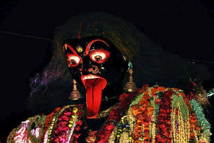 ভদ্রকালী-পাতালের দেবী ৷ তবে বিশেষ বিশেষ অঞ্চলে ইনি পুজিতা হন ৷ তবে ভদ্রাকালী যেহেতু পাতাল কালি,কথিত যে নিজে পাতাল থেকে উঠে না এলে মানুষের পক্ষে তার পুজা করা সম্ভব নয় ৷ ভদ্রাকালী স্থান ভেদে এই কালী মহাকালী নামেও পরিচিত। তবে ভদ্রাকালী ও মহাকালী এক,কারন উভয়ের পুজোর ধ্যানমন্ত্রও এক ৷ Photo Collected ভদ্রকালী-পাতালের দেবী ৷ তবে বিশেষ বিশেষ অঞ্চলে ইনি পুজিতা হন ৷ তবে ভদ্রাকালী যেহেতু পাতাল কালি,কথিত যে নিজে পাতাল থেকে উঠে না এলে মানুষের পক্ষে তার পুজা করা সম্ভব নয় ৷ ভদ্রাকালী স্থান ভেদে এই কালী মহাকালী নামেও পরিচিত। তবে ভদ্রাকালী ও মহাকালী এক,কারন উভয়ের পুজোর ধ্যানমন্ত্রও এক ৷ Photo Collected