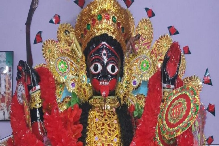 রক্ষাকালী- রক্ষাকালী দক্ষিণাকালীর একটি নাগরিক রুপ।প্রাচীন কালে নগর বা লোকালয়ের রক্ষার জন্য এই দেবীর পুজা করা হতো। এই দেবীর পুজা মন্ত্র ভিন্ন এবং বাহনও থাকে ৷মূলত সিংহই থাকে বাহনরূপে ৷ Photo Collected রক্ষাকালী- রক্ষাকালী দক্ষিণাকালীর একটি নাগরিক রুপ।প্রাচীন কালে নগর বা লোকালয়ের রক্ষার জন্য এই দেবীর পুজা করা হতো। এই দেবীর পুজা মন্ত্র ভিন্ন এবং বাহনও থাকে ৷মূলত সিংহই থাকে বাহনরূপে ৷ Photo Collected