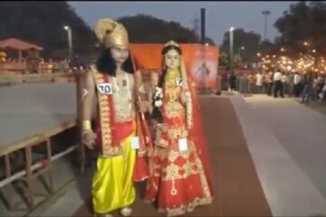 রাম-সীতার Ramp Walk ! দেখলে আপনারও কপালে উঠবে চোখ রাম-সীতার Ramp Walk ! দেখলে আপনারও কপালে উঠবে চোখ