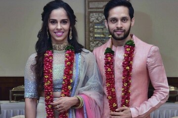 সাত পাকে বাঁধা পড়লেন সাইনা নেহওয়াল, এটাই নাকি তাঁর জীবনের সেরা ম্যাচ ! সাত পাকে বাঁধা পড়লেন সাইনা নেহওয়াল, এটাই নাকি তাঁর জীবনের সেরা ম্যাচ !