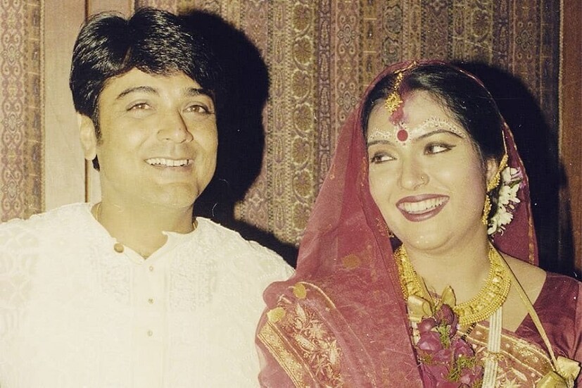  •• আজ থেকে ষোলো বছর আগে ৷ ঠিক আজকের দিনটিতেই চার হাত এক হয়েছিল টলিউড সুপারস্টার প্রসেনজিৎ চট্টোপাধ্যায় এবং অভিনেত্রী অর্পিতা পালের ৷