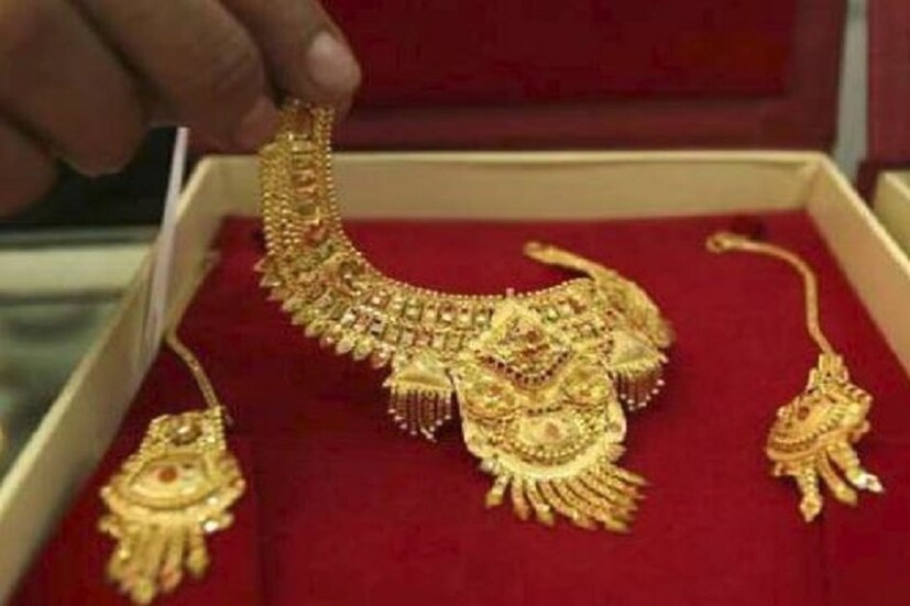 গত কয়েকদিন ধরে ক্রমাগত বাড়ার পর শুক্রবারে ফের কমল সোনার দাম। ২২ ক্যারাট ও ২৪ ক্যারাট সোনার দাম কমেছে অনেকটাই। (ছবি: সংগৃহীত)