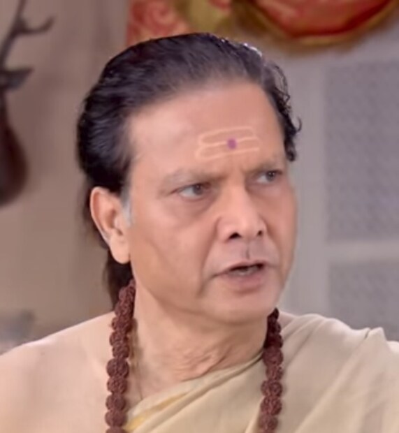• ‘তিথির অতিথি’, ‘ধ্যাৎ তেরিকা’, ‘এ কোন সকাল’-এও দেখা গিয়েছিল তাঁকে ৷