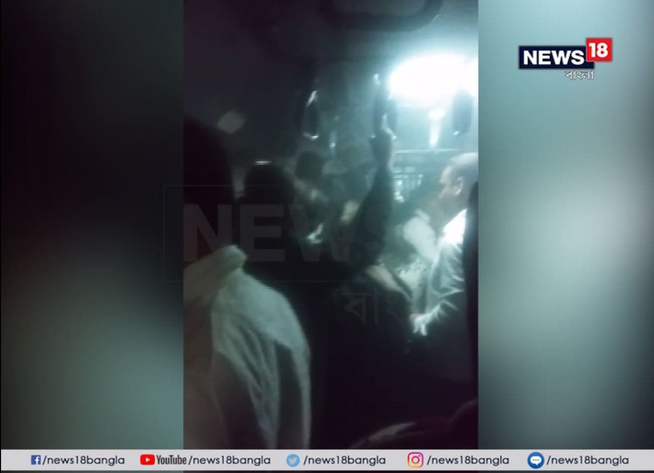 রেকে আগুন লেগেছে। তবুও ছুটছে মেট্রো। ভিতরে প্রাণ হাতে করে কয়েকশো যাত্রী। বৃহস্পতিবার এমনই অভিজ্ঞতা হল দমদমগামী মেট্রোর যাত্রীদের। রেকে আগুন লেগেছে। তবুও ছুটছে মেট্রো। ভিতরে প্রাণ হাতে করে কয়েকশো যাত্রী। বৃহস্পতিবার এমনই অভিজ্ঞতা হল দমদমগামী মেট্রোর যাত্রীদের।