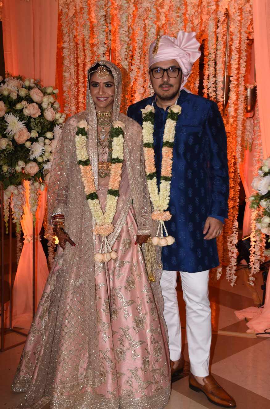 ♦ ফিল্মমেকার দীনেশ বিজন গত ১৩ ডিসেম্বর দুবাই বেসড এস্টেট এজেন্ট প্রমিলা তনওয়ারের সঙ্গে বিয়ে করেন ৷ ♦ ফিল্মমেকার দীনেশ বিজন গত ১৩ ডিসেম্বর দুবাই বেসড এস্টেট এজেন্ট প্রমিলা তনওয়ারের সঙ্গে বিয়ে করেন ৷