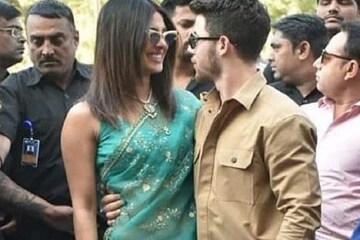 এক মাথা সিঁদুর নিয়ে স্বামীর বক্ষলগ্না হয়ে প্রকাশ্যে এলেন প্রিয়াঙ্কা এক মাথা সিঁদুর নিয়ে স্বামীর বক্ষলগ্না হয়ে প্রকাশ্যে এলেন প্রিয়াঙ্কা