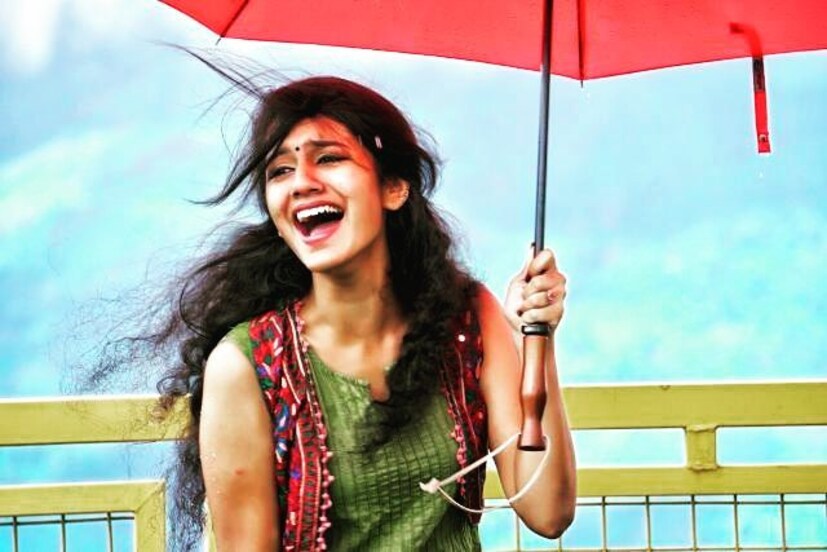 • প্রিয়া প্রকাশ: সব্বাইকে গুণে গুণে ১০ গোল দিয়ে নম্বর ওয়ান পজিশনটি নিজের দখলে নিয়েছেন ‘উইঙ্কি গার্ল’ প্রিয়া প্রকাশ ওয়ারিয়র ৷ এই মেয়ের চোখের ইশারাতেই একসময় কাবু হয়েছিল গোটা দেশ ৷ কয়েক সেকেন্ডের সেই চোখ টেপার ভিডিও দাবানলের মতো ভাইরাল হয়েছিল ৷ আর তারপর থেকেই দক্ষিণী নায়িকা প্রিয়ার উপর আগ্রহ বেড়েছে সাধারণ মানুষের ৷