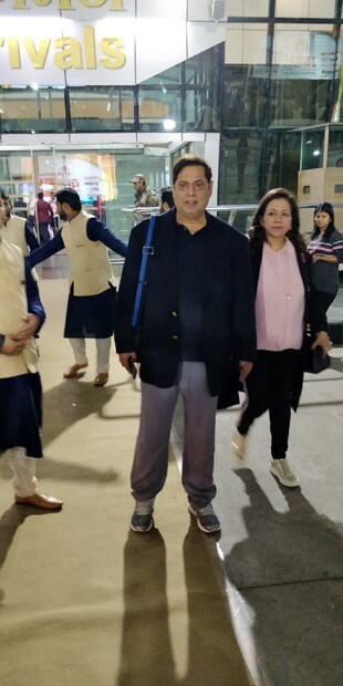  •• চলচ্চিত্র নির্মাতা ডেভিড ধাওয়ান তাঁর স্ত্রীকে নিয়ে রওনা দিয়েছেন ৷ (Image: Special Arrangement)