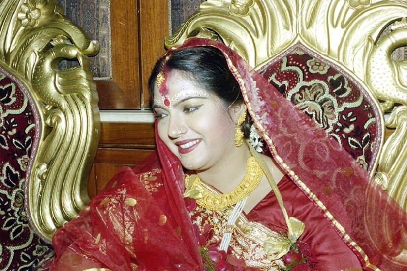 •• বেশ ধুমধাম করেই বাঙালি মতে হয়েছিল এই দুই তারকার বিয়ে ৷