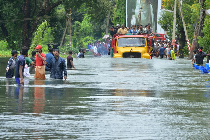 বন্যায় ধ্বংস হয়ে গিয়েছিল প্রায় ২০,০০ ঘরবাড়ি । রাজ্যজুড়ে ত্রাণশিবির গঠন করা হয় । স্থানীয়দের উদ্ধার করতে মোতায়েন করা হয় জাতীয় বিপর্যয় মোকাবিলা বাহিনীর একাধিক দল । (ছবি: সংগৃহীত)