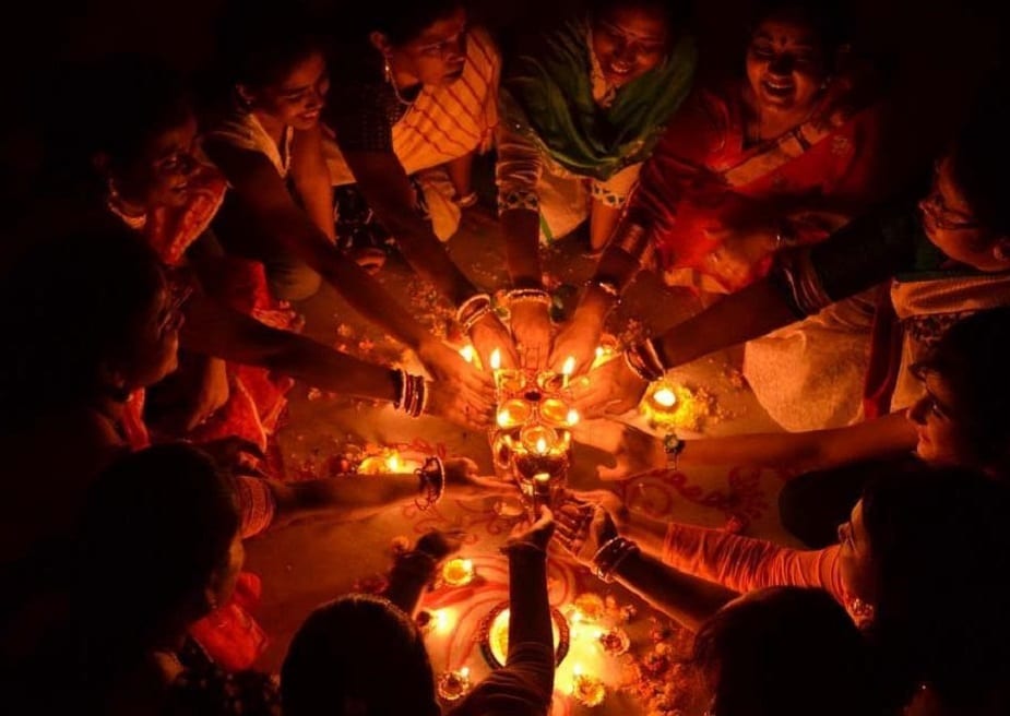 •• নিয়ম করে চারটি রবিবার পালন করতে হবে ৷ আর এতেই দারুণ ফল পাবেন ৷ আপনার জীবনে সুখ স্বাচ্ছন্দ্য বাড়তে ৷ আসবে ধন-সম্পত্তি ৷ ছবি: দেবমাল্য দাস ৷ •• নিয়ম করে চারটি রবিবার পালন করতে হবে ৷ আর এতেই দারুণ ফল পাবেন ৷ আপনার জীবনে সুখ স্বাচ্ছন্দ্য বাড়তে ৷ আসবে ধন-সম্পত্তি ৷ ছবি: দেবমাল্য দাস ৷