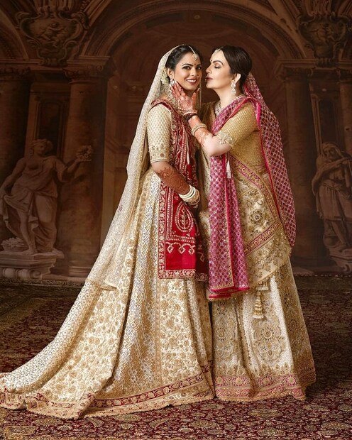 শাড়ির বয়স ৩২ বছর ৷ মায়ের বিয়ের শাড়ি ৷ শাড়ির প্রতিটা সুতোতেই যেন ভালোবাসা মাখানো ৷ আর সেই ভালোবাসাকেই জীবনের সবচেয়ে সুন্দর সময়ের সঙ্গে জড়িয়ে ফেললেন ইশা আম্বানি ৷ বিয়ের সাজে সাজলেন মায়ের বিয়ের শাড়িতেই !