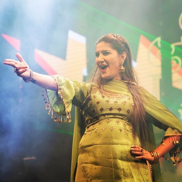 • স্বপ্না টোধুরি: বিগ বসে আসার পর স্বপ্না চৌধুরির জনপ্রিয়তা একলাফে অনেকটাই বেড়ে গিয়েছে ৷ যদিও হরিয়ানার এই নৃত্যশিল্পীর নাচের ভিডিও সোশ্যাল মিডিয়ায় মাঝেমধ্যেই ভাইরাল হয় ৷ ‘ভিরে ডি ওয়েডিং’-এ আইটেম ডান্সে নেচেছেন তিনি। এখন তিনি ‘মোস্ট সার্চড সেলিব্রিটিস’-এর মধ্যে তিন নম্বরে ৷ আশ্চর্যের বিষয় হল প্রিয়াঙ্কা চোপড়া, সলমন খানও তাঁর থেকে অনেকটাই পিছনে ৷