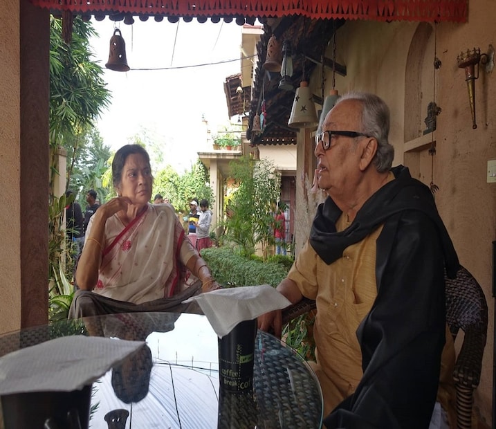 তবে, কাস্টিং এক থাকলেও, 'বেলাশেষে'-র সিকুয়েল নয় 'বেলাশুরু'! সম্পূর্ণ ভিন্ন স্বাদের গল্প। ' বেলাশেষে'-র পরতে পরতে ফুটে উঠেছিল সম্পর্ক, সংসার, প্রেম, বন্ধুতা, ভাঙনের নানা সমীকরণ। 'বেলাশুরু'-র কেন্দ্রে রয়েছে শুধুই ভালবাসা!  Photo Courtesy: Windows