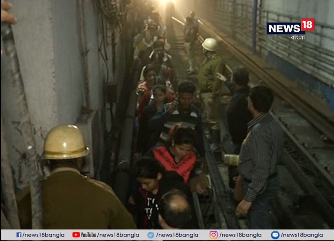 অফিস থেকে বাড়ি ফেরত মানুষের ভিড়ে ঠাসা ছিল মেট্রো। এসি কামরায় এই সমস্যা হতে পারেন, কল্পনাও করেননি যাত্রীরা। ঘটনায় মেট্রো কর্তৃপক্ষের বিরুদ্ধেও গুরুতর গাফিলতির অভিযোগ যাত্রীদের। অফিস থেকে বাড়ি ফেরত মানুষের ভিড়ে ঠাসা ছিল মেট্রো। এসি কামরায় এই সমস্যা হতে পারেন, কল্পনাও করেননি যাত্রীরা। ঘটনায় মেট্রো কর্তৃপক্ষের বিরুদ্ধেও গুরুতর গাফিলতির অভিযোগ যাত্রীদের।