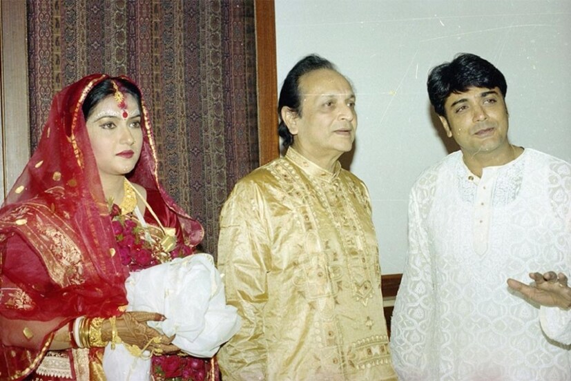•• বেশ কিছুদিন আগে এক সাক্ষাৎকারে অর্পিতা বলেছিলেন,‘‘ আমরা দু’জনেই একে অপরকে স্পেস দেওয়ায় বিশ্বাস করি। টু মাচ ওভারল্যাপিং, টু মাচ ইন্টারফেয়ারিংয়ে কোনও সম্পর্ক ভাল থাকে না। এটা অন্যের পক্ষে বোঝা হয়তো সম্ভব নয়। আমার অনেক বন্ধু, আত্মীয় এটা নিয়ে প্রশ্ন করে।’’