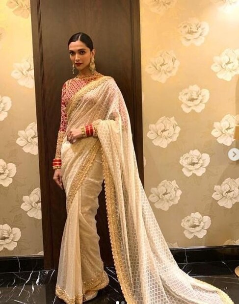রণবীরের সঙ্গে সদ্য বিয়ে করেছেন দীপিকা ৷ একেবারে নতুন বউয়ের মতোই হাজির হয়েছেন ইশা আম্বানির বিয়েতে ৷ Photo:abujanisandeepkhosla Instagram 
