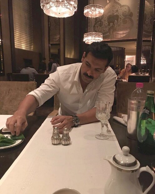 •• আঠেরো বছর বয়সে জন প্রথম বাইক পেয়েছিলেন ৷ যেটি ছিল ইয়ামাহা আরই ৩৫০ মডেলটি ৷ যার দাম সে সময় ছিল ১৭ হাজার ৫০০ টাকা ৷ ছবি: ইনস্টাগ্রাম ৷