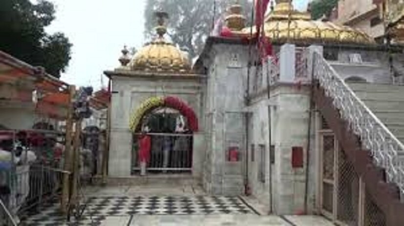 •• অনেক পরে এই স্থানে দেবালয় গড়ে ওঠে। সেখানেই জ্বলতে থাকে এই শিখা। জনশ্রুতি থেকে জানা যায়, একবার মুঘল সম্রাট আকবর এই শিখাগুলি নেবাতে চেয়ে জল ঢালার নির্দেশ দেন। কিন্তু তাতেও শিখা নেভানো যায়নি। 