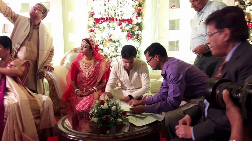 •• সেই ছবি নিয়ে দুবাইয়ে ‘বঙ্গপ্রবাসী মিলাপ’-এ ছবির অভিনেতা আবির চট্টোপাধ্যায়ের সঙ্গে হাজির হয়েছিলেন পাওলি ৷ ছবি: ইনস্টাগ্রাম ৷