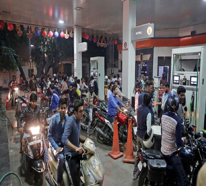 পেট্রোল লিটার প্রতি ৫ পয়সা সস্তা হয়ে দাম দাঁড়িয়েছে ৭১.৮৪ টাকা, ডিজেল লিটার প্রতি ৮ পয়সা সস্তা হয়ে দাম দাঁড়িয়েছে ৬৫.৫১ টাকা ৷ প্রতীকী ছবি ৷