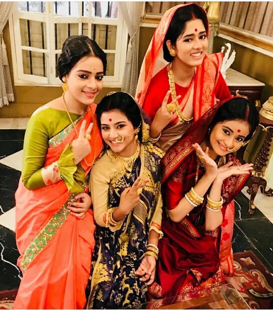 •• এতদিন একইসঙ্গে কাজ করতে করতে বন্ধুত্ব হয়ে গিয়েছে দিতিপ্রিয়া এবং করুণার মধ্যে ৷ ধারাবাহিকের প্রধান চরিত্রে অভিনয় করে দিতিপ্রিয়া ৷ এখন ঐন্দ্রিলাকেও দেখা যাবে ‘খনার বচন’ধারাবাহিকের প্রধান চরিত্রে ৷ কী প্রতিক্রিয়া দিতিপ্রিয়ার ?