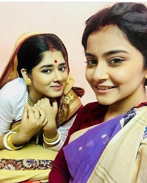  •• ‘মেয়ে করুণা’এখন অন্য এক ধারাবাহিকের প্রধান চরিত্রে ৷ কেমন লাগছে ? প্রশ্ন শুনতেই হেসে দিতিপ্রিয়া বলল,‘‘প্রথমেই বলি অনস্ক্রিন আর অফস্ক্রিনের মধ্যে অনেক ফারাক ৷ ও আমার মেয়ে নয় ৷ তবে, এটা সত্যি যে, ঐন্দ্রিলা আর আমার মধ্যে খুব ভাল সম্পর্ক ৷ আমরা খুব ভা বন্ধু৷’’
