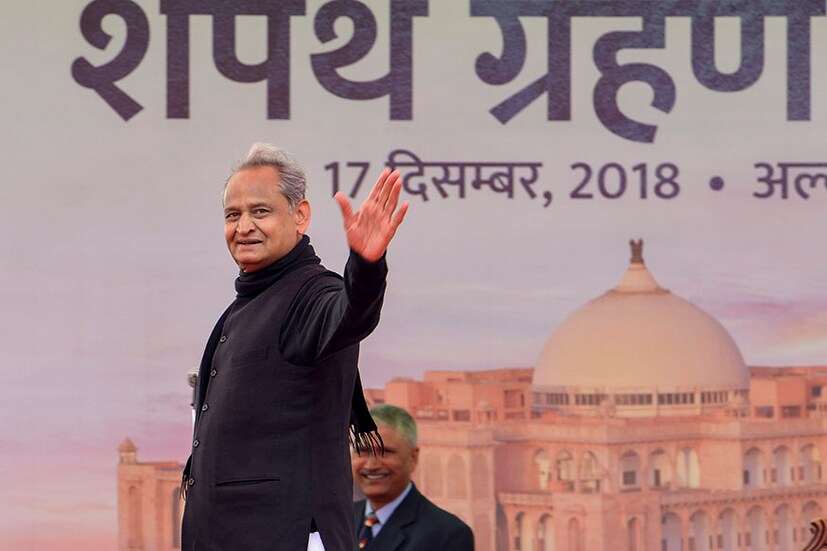 ১৯৯৮ সালে প্রথমবার রাজস্থানের মুখ্যমন্ত্রী হন গেহলট। দ্বিতীয়বার মুখ্যমন্ত্রী হিসেবে শপথ গ্রহণ করেন ২০০৮ সালে। (Image: PTI)
