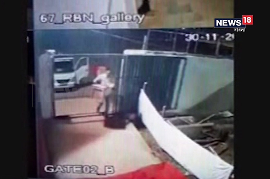 CCTV ফুটেজ: গভীর রাতে স্ট্রংরুমের বাইরে অচেনা গাড়ি! ইভিএম কারচুপি ভাইরাল