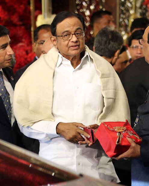 বুধবার সন্ধেয় আম্বানি কন্যার বিয়েতে শুভেচ্ছা জানাতে পৌঁছন কংগ্রেস নেতা পি চিদাম্বরমের ৷ 