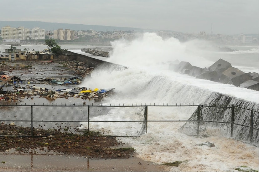 আপাতত নিম্নচাপটি চেন্নাই থেকে ৭৩০ কিলোমিটার এবং পূর্ব ও অন্ধ্রপ্রদেশ থেকে ৯৩০ কিলোমিটার দূরে পূর্ব ও দক্ষিণ-পূর্ব বঙ্গোপসাগরে অবস্থান করছে বলে জানা গিয়েছে।File Photo 