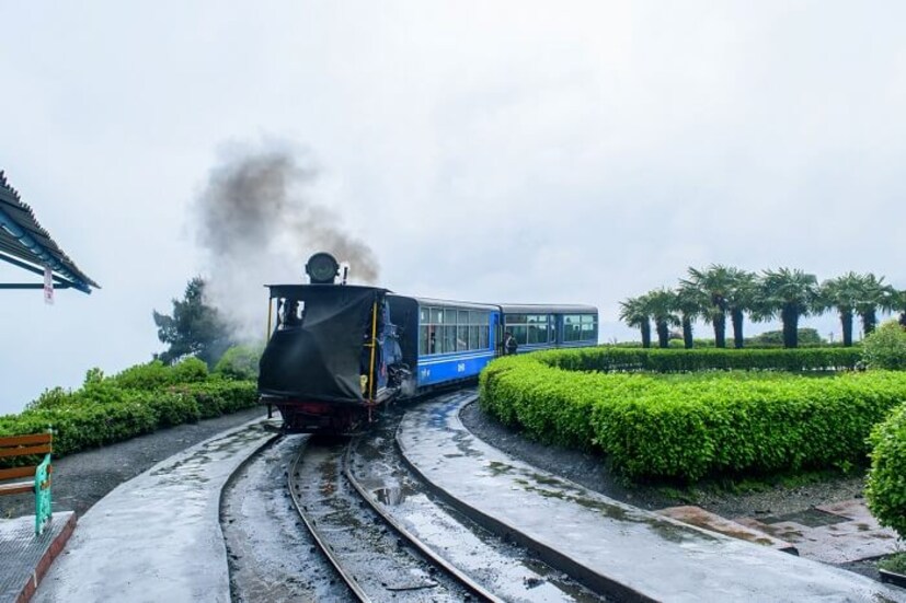 • অন্যদিকে, ফের বৃষ্টির সম্ভবনা তৈরি হয়েছে রাজ্যে ৷ দার্জিলিং-সহ উত্তরের চার জেলায় বৃষ্টির পূর্বাভাস দিয়েছে আলিপুর ৷