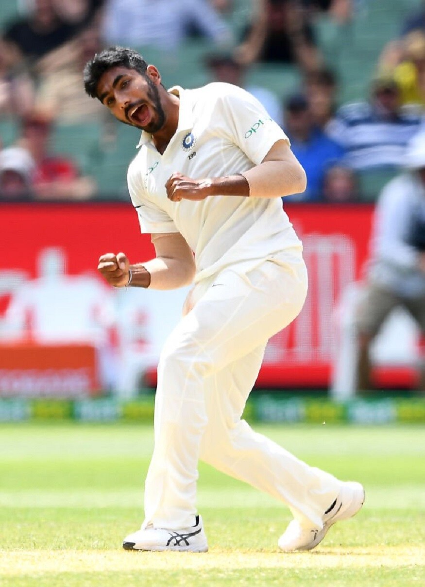 জসপ্রীত বুমরাহের ৩৩ রান দিয়ে ৬ উইকেট নিয়ে অস্ট্রেলিয়ার ইনিংস ১৫১ প্যাক অপ করে দেন ৷ এদিনের এই পারফরম্যান্সের জেরে তিনি টেস্টে ২০১৮ -তে ভারতের সেরা বোলার হলেন ৷ অবশ্য তিনি একা নন তাঁর সঙ্গে রয়েছেন মহম্মদ শামিও ৷ Photo- BCCI/ Twitter জসপ্রীত বুমরাহের ৩৩ রান দিয়ে ৬ উইকেট নিয়ে অস্ট্রেলিয়ার ইনিংস ১৫১ প্যাক অপ করে দেন ৷ এদিনের এই পারফরম্যান্সের জেরে তিনি টেস্টে ২০১৮ -তে ভারতের সেরা বোলার হলেন ৷ অবশ্য তিনি একা নন তাঁর সঙ্গে রয়েছেন মহম্মদ শামিও ৷ Photo- BCCI/ Twitter