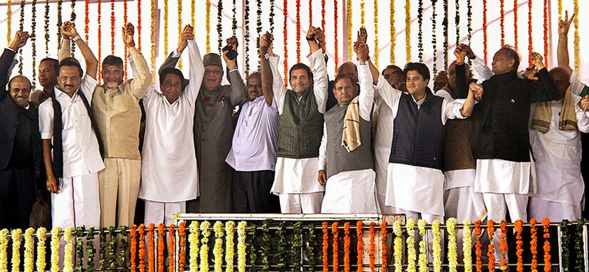 একমঞ্চে তামাম বিরোধী নেতৃত্ব। (Image: PTI)