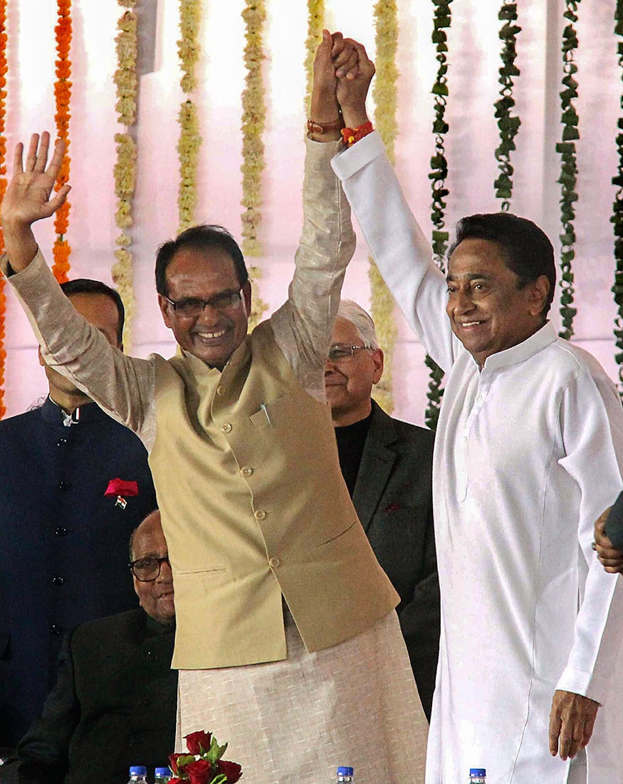 এদিন কমল নাথের শপথ গ্রহণ অনুষ্ঠানে উপস্থিত ছিলেন মধ্যপ্রদেশের সদ্য প্রাক্তন মুখ্যমন্ত্রী শিবরাজ সিং চৌহান। (Image: PTI) এদিন কমল নাথের শপথ গ্রহণ অনুষ্ঠানে উপস্থিত ছিলেন মধ্যপ্রদেশের সদ্য প্রাক্তন মুখ্যমন্ত্রী শিবরাজ সিং চৌহান। (Image: PTI)