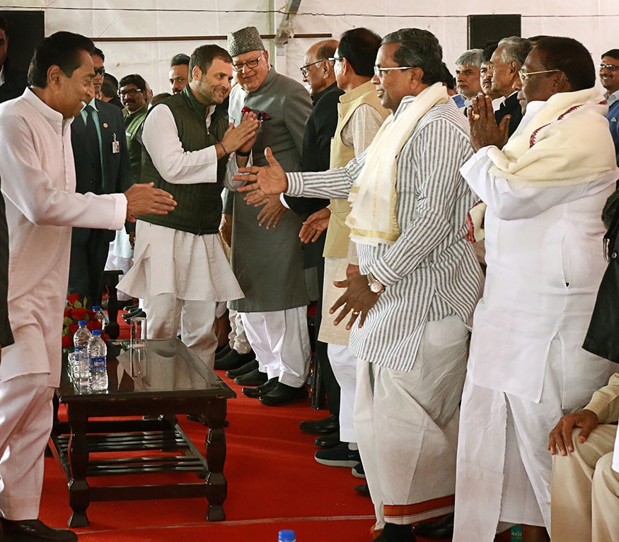 এমন একটা সময়ে সুযোগের সদ্বব্যবহার করতে ছাড়ছে না রাজনৈতিক দলগুলোও। এদিন রায়পুর, ভোপাল ও জয়পুরেও তিন মুখ্যমন্ত্রীর শপথেও একমঞ্চে তামাম বিরোধী নেতৃত্ব। (Image: PTI) এমন একটা সময়ে সুযোগের সদ্বব্যবহার করতে ছাড়ছে না রাজনৈতিক দলগুলোও। এদিন রায়পুর, ভোপাল ও জয়পুরেও তিন মুখ্যমন্ত্রীর শপথেও একমঞ্চে তামাম বিরোধী নেতৃত্ব। (Image: PTI)