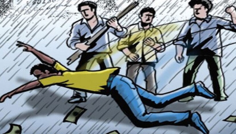 আর কি ঘটেছিল সেদিন সোমশেখরের সঙ্গে ? পুলিশকে সে জানায়, ‘আদুগোড়ি থেকে দোম্মাসান্দ্রার দূরত্ব ২২ কিলোমিটার ৷ কিন্তু ১০০ কিলোমিটার ড্রাইভ করে ওই চার দুষ্কৃতী ৷ আমার ব্যাঙ্ক অ্যাকাউন্ট থেকে ৯হাজার টাকা তুলে নিতে বাধ্য করেন ওই চার দুষ্কৃতী ৷ টাকা না পেলে আমাকে মেরে ফেলার হুমকিও দিয়েছিল তারা ৷ আমি আমার এক আত্মীয়কে পেটিএমে টাকা পাঠাতে বলি ৷ এরপর ব্যাঙ্ক অ্যাকাউন্টের টাকা ছাড়াও আমি পেটিএম থেকে ২০হাজার টাকাও দিয়ে দিই তাদের ৷’