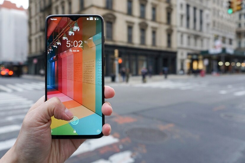 OnePlus 6T তে রয়েছে একটি ৬.৪১ ইঞ্চি FHD+, Optic AMOLED ডিসপ্লে। ডিসপ্লের অ্যাসপেক্ট রেশিও ১৯.৫:৯। ডিসপ্লের উপরে থাকছে একটি ছোট নচ। (Photo collected)
