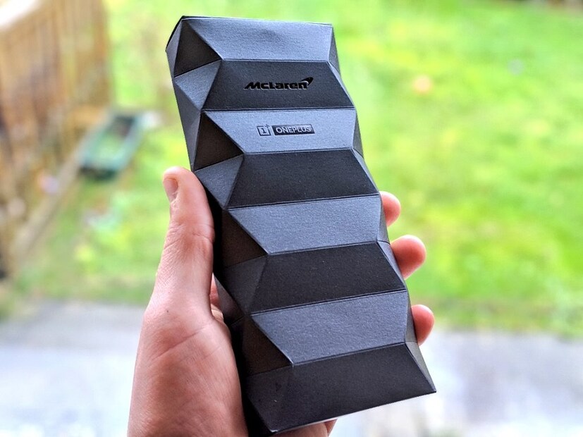 OnePlus 6T McLaren Edition এ থাকবে 10GB RAM আর ফোনের পিছনে থাকবে McLaren লোগো। (Photo collected)