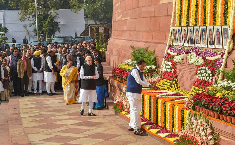  সংসদ আক্রমণের শহীদদের প্রতি শ্রদ্ধা নিবেদন করলেন উপ-রাষ্ট্রপতি ভেঙ্কাইয়া নাইডু (Image: PTI) 