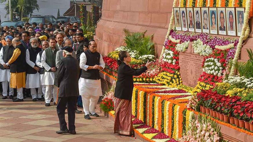 সংসদ আক্রমণের শহীদদের  প্রতি শ্রদ্ধা নিবেদন করলেন সোনিয়া গান্ধি  (Image: PTI) 