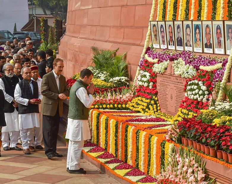 সংসদ আক্রমণের শহীদদের  প্রতি শ্রদ্ধা নিবেদন করলেন কংগ্রেস সভাপতি রাহুল গান্ধি  (Image: PTI) 