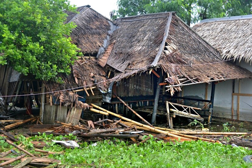৩৩জনের মৃত্যুর খবর মিলেছে এই এলাকা থেকেই ৷  ২০০৪ সালে ভয়ঙ্কর এক সুনামির আঘাতে তছনছ হয়ে যায় ইন্দোনেশিয়া। মারা যান ১,২০,০০০ জন মানুষ। যদিও এবার গতবারের তুলনায় ক্ষয়ক্ষতির পরিমাণ অনেক কম।Antara Foto/Muhammad Bagus Khoirunas/ via REUTERS