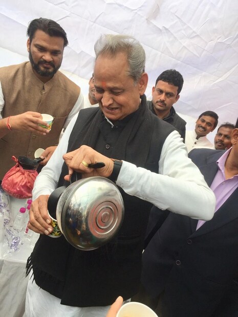 আপাতত রাজস্থানে বিজেপির জয়ের স্বাদ ভাগ করে নিচ্ছেন অশোক গেহলত ও সচিন পাইলট ৷ এই দুই মুখকে সামনে রেখেই রাজস্থানে এগিয়েছিল কংগ্রেস ৷ এখন দেখার ফাইনল রেজাল্টের পর কে কোন পদে বসেন ৷  Photo: News 18