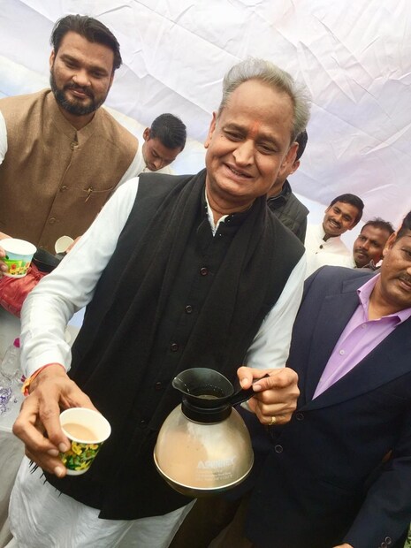 নরেন্দ্র মোদি একসময় চা বেচতেন ৷ নিজেই তিনি জানিয়েছিলেন সেকথা ৷ মোদির চায়ে পে চর্চাও বেশ বিখ্যাত ৷ তারপর থেকে চায়ের সঙ্গে নাম জুড়েছে তাঁর ৷ বিরোধিরা এই নিয়ে অনেক সময়ই হাসি-ঠাট্টা করেছেন ৷ আবার বিরোধীরা কটাক্ষও করেছেন ৷ সেই কারণেই গেহলত নিজে যখন জয়ের পর দলের কর্মীদের চা দিচ্ছিলেন, তখন সেই ছবিও ছড়িয়ে পড়ল দিকে দিকে ৷ Photo: News 18