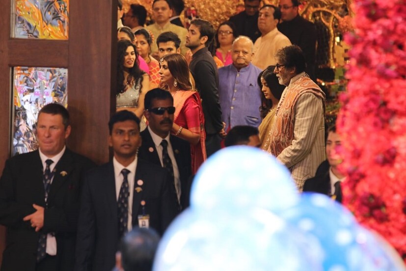 রিলায়েন্স কর্তা মুকেশ আম্বানির কন্যা ইশা আম্বানির বিয়েতে উপস্থিত হয়েছেন বলিউডের সেলেবরা ৷ রয়েছেন অমিতাভ বচ্চন, শ্বেতা বচ্চন ও নভ্যা নভেলি নন্দা ৷ Photo: Sachin Gokhale/News18